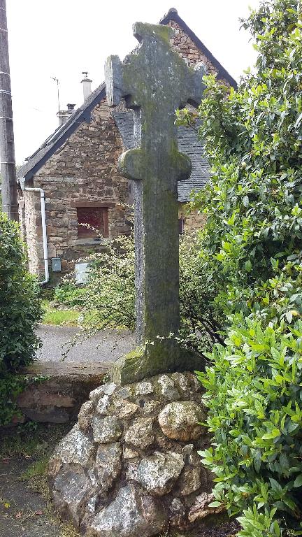 Croix monumentale, place de l'Eglise (Réminiac)