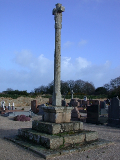 Croix monumentale, place du Souvenir Français (Trévou-Tréguignec)