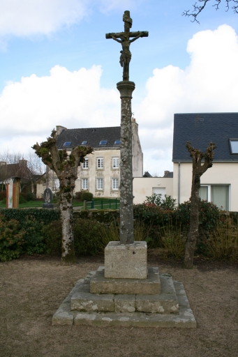 Croix monumentale, rue de la Libération (Le Cloître Saint-Thégonnec)