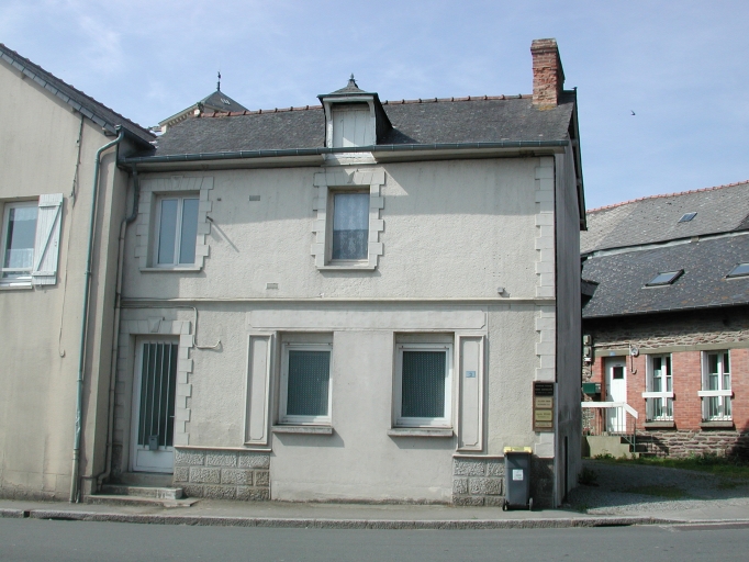 Ancienne maison à boutique, 2 rue de Bréal (Talensac)