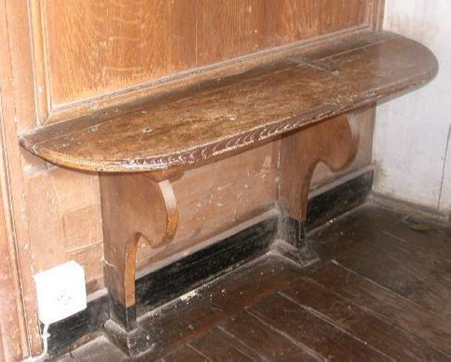 Décor d'architecture : paire de bancs de choeur et lambris de hauteur