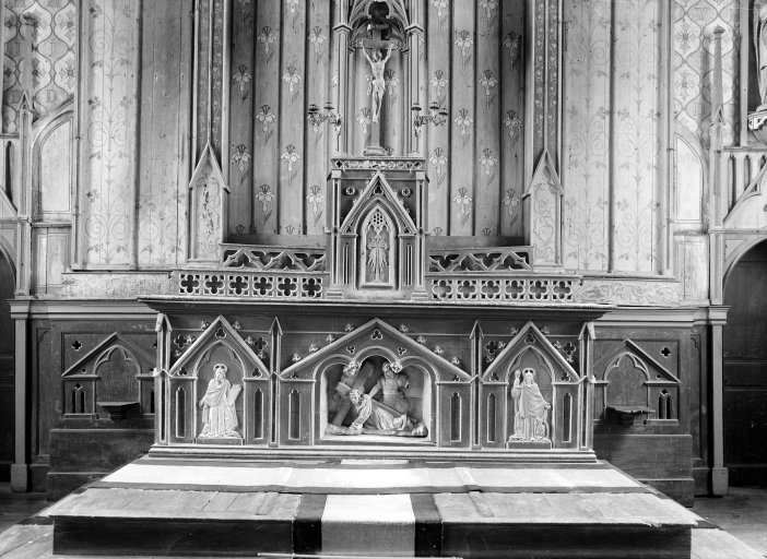 Ensemble de 3 autels, 3 retables, une chaire à prêcher, une tribune et une peinture monumentale