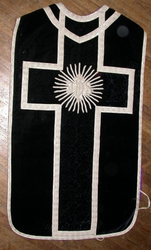 Ornement noir 1 : chasuble et voile de calice