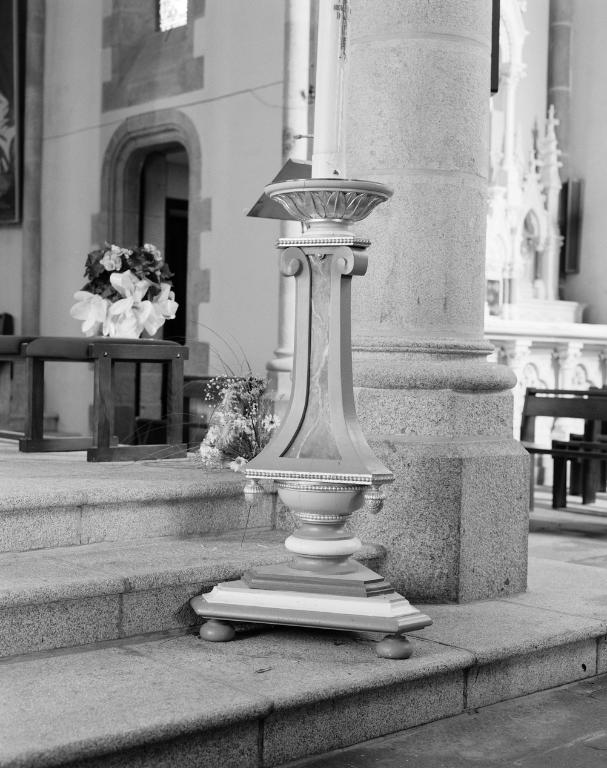 Chandelier pascal, église paroissiale Saint-Pierre (Arradon)