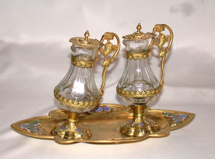 Paire de burettes et leur plateau