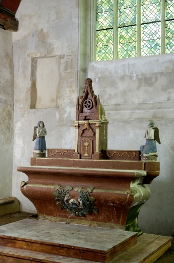 Maître-autel ; tabernacle ; statues (2)