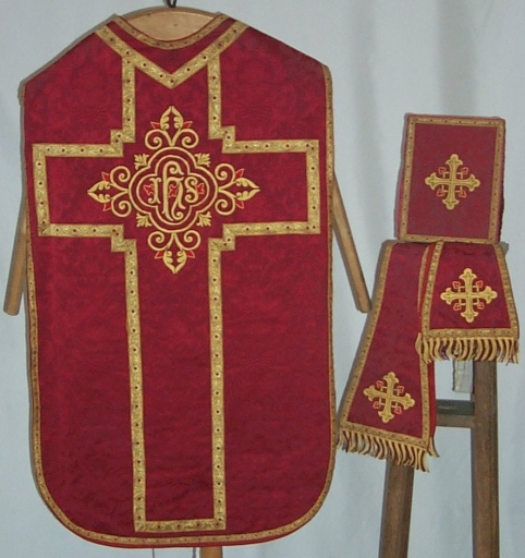 Ornement rouge 1 : chasuble, bourse de corporal, étole, manipule