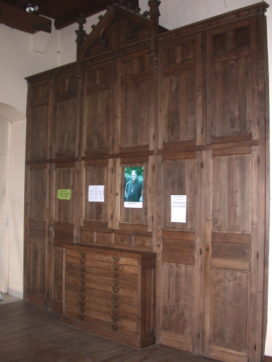 Chasublier et dix armoires de sacristie