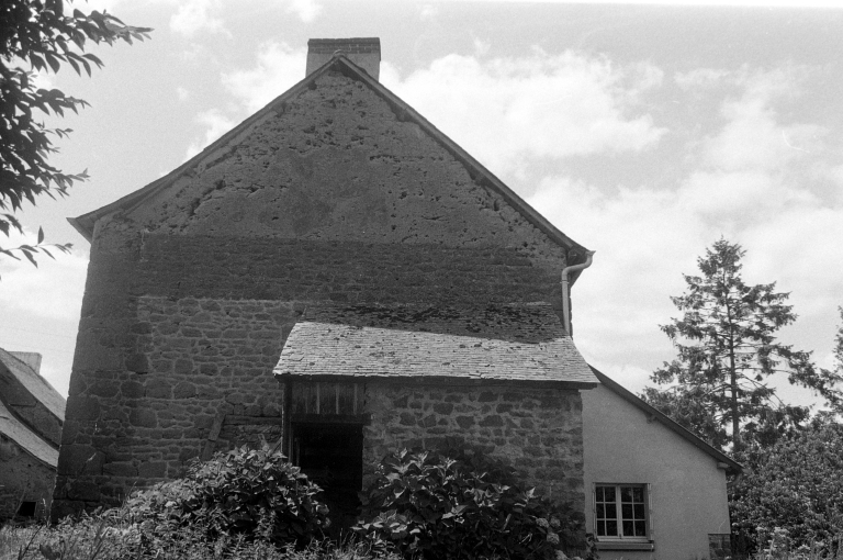 Ferme, Bazouges-sous-Hédé, la Ville Allée (Bazouges-sous-Hédé fusionnée avec Hédé pour former la commune de Hédé-Bazouges en 2009)