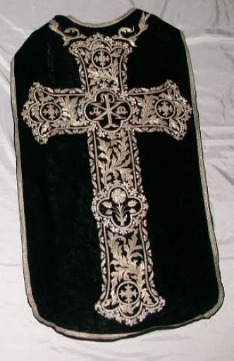 Ornement noir 1 : chasuble, bourse de corporal, étole, voile de calice