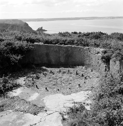 Batterie de gauche (4 canons Marine de 24 cm modèle 1870 sur affût Marine modèle 1883 P. C. puis affût modèle 1888 P. C.), Pointe des Capucins (Roscanvel)