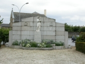 Ensemble commémoratif à Notre-Dame de la Guerche, promenade du Grand Mail (La Guerche-de-Bretagne)