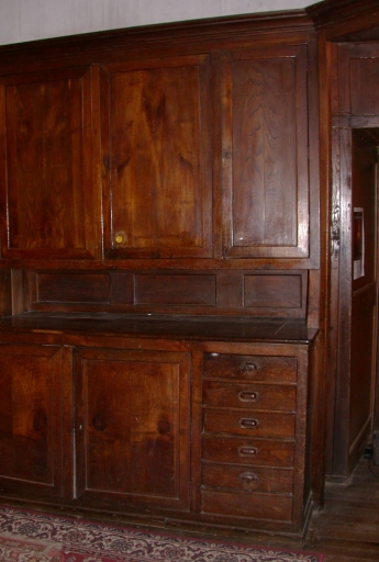 Meubles de sacristie : chasublier, armoire, confessionnal