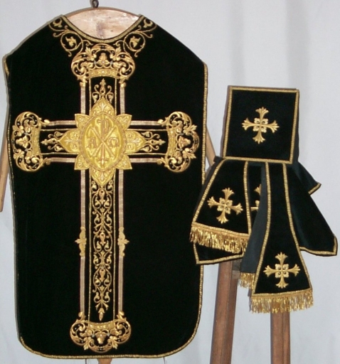 Ornement noir 5 : chasuble, bourse de corporal, étole, manipule, voile de calice