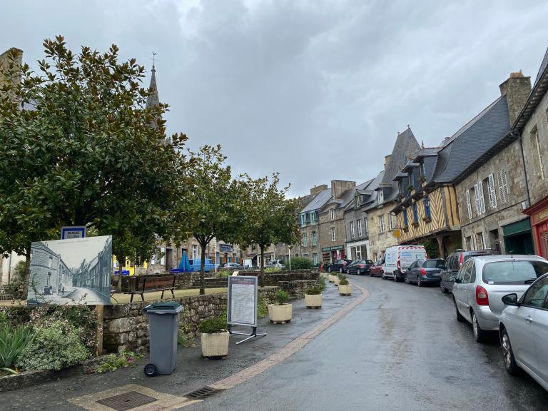 Halle, Mairie, place du Souvenir (Bécherel)