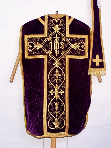 Ornement violet 1 : chasuble, étole, bourse de corporal, voile de calice