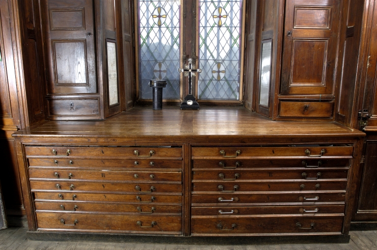 Meubles de sacristie : chasublier, 8 armoires de sacristie, lambris de revêtement