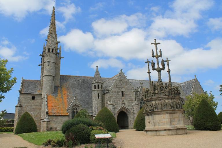 Enclos paroissial : église paroissiale, calvaire et chapelle funéraire (Plougonven)