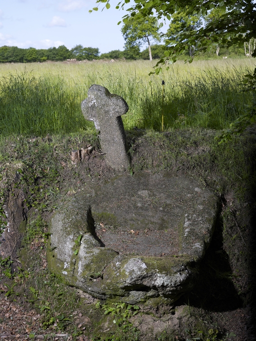 Croix et auge surnommée le "lit de Saint-Idunet"