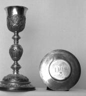 Calice, patène (2), prieuré Notre-Dame, église paroissiale de chanoines réguliers de Saint-Augustin (Arbrissel)