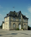 Presbytère, mairie, écoles et monuments aux morts sur la commune de Les Brûlais