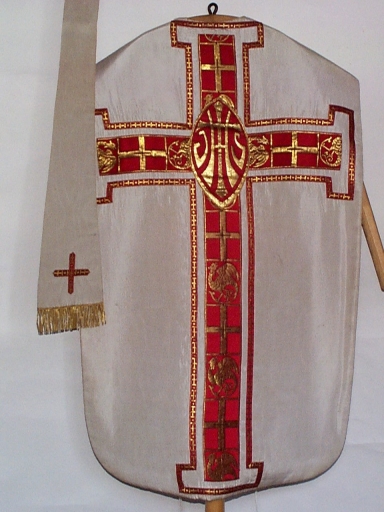 Ornement blanc 4 : chasuble, étole, bourse de corporal, voile de calice