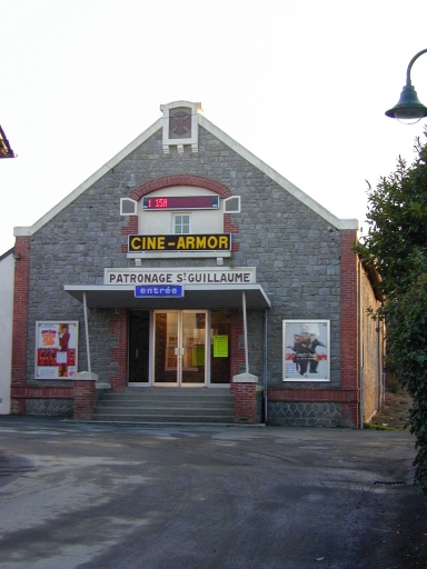 Salle des fêtes, rue des Frères Lumière (Pleurtuit)