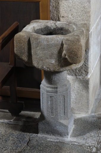 Bénitier et piédestal