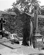 Statue tombale : Jeune femme déposant une fleur sur une tombe, cimetière (Josselin)