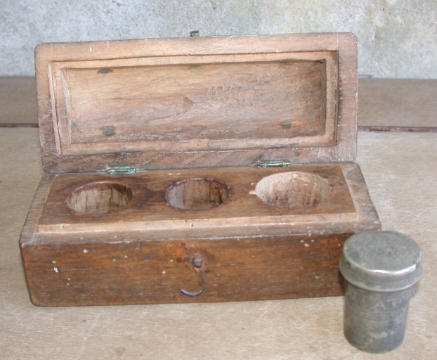 Ampoule à huile des catéchumènes dans son coffret