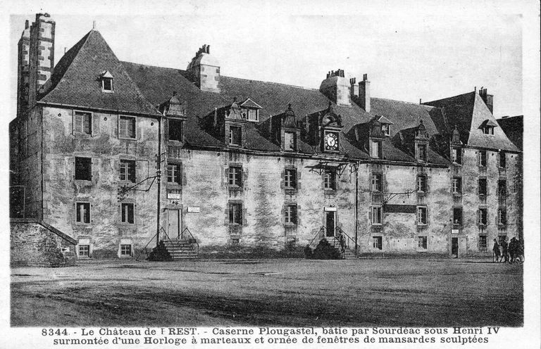 Caserne dite "caserne Plougastel" puis caserne du 19ème régiment d'infanterie de ligne (détruite), Château de Brest (Brest)