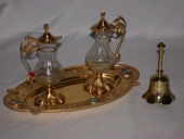 2 burettes et leur plateau, une clochette