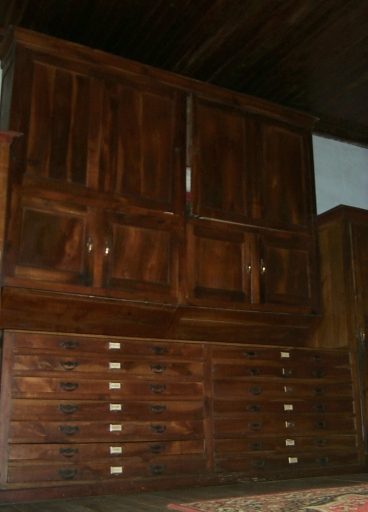 Ensemble de meubles de sacristie : chasublier, 3 armoires de sacristie, 5 placards de sacristie, confessionnal