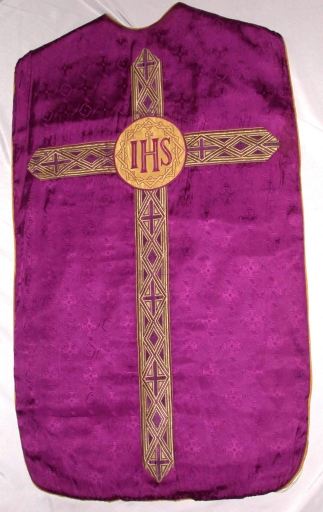 Ornement violet 2 : chasuble, bourse de corporal, manipule, voile de calice