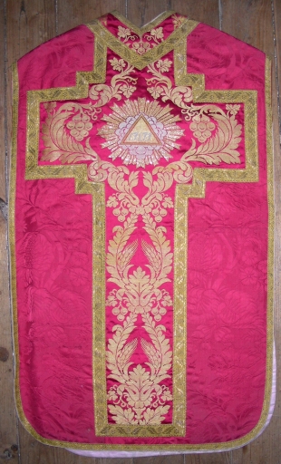 Ornement rouge 1 : chasuble, étole, voile de calice et bourse de corporal