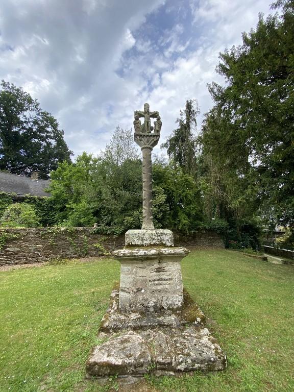 Croix monumentale, Pomeleuc (Lanouée fusionnée en Forges de Lanouée en 2019)