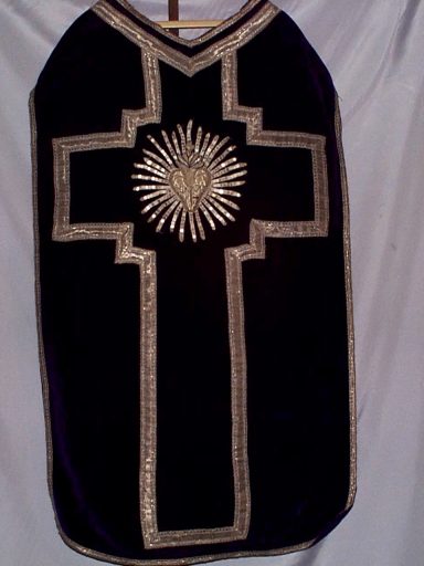 Ornement violet 1 : chasuble, bourse de corporal, manipule, voile de calice