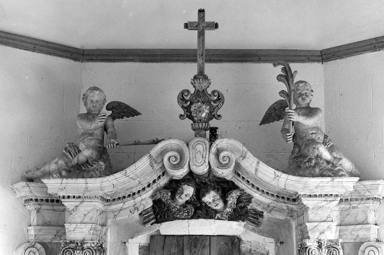 Statue (2, d'applique, petite nature) : angelots, château, le Bois Glaume (Poligné)