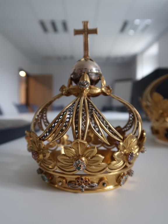 Couronnes de la statue de Notre-Dame de Délivrance, basilique Notre-Dame-de-Délivrance (Quintin)