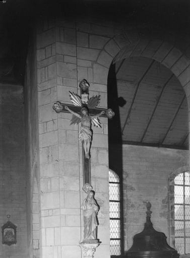 Croix 4 : Christ en croix, église paroissiale Saint-Pierre (Spézet)