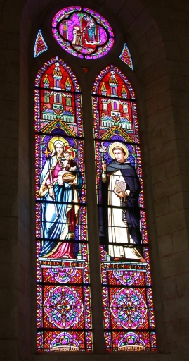 Ensemble des 3 verrières du choeur : Passion, des 2 verrières du transept : Sainte famille, Vierge à l'Enfant, saint Dominique et des 16 verrières décoratives de la nef