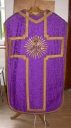 Ornement violet : chasuble, étole et voile de calice