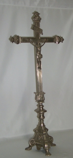 Garniture d'autel : croix et 2 chandeliers d'autel