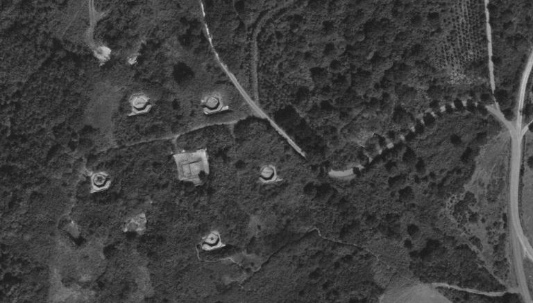 Bunker - abri avec encuvement de type L401 pour pièce antiaérienne de 10,5 cm, Le Ménez, Ploujean (Morlaix)