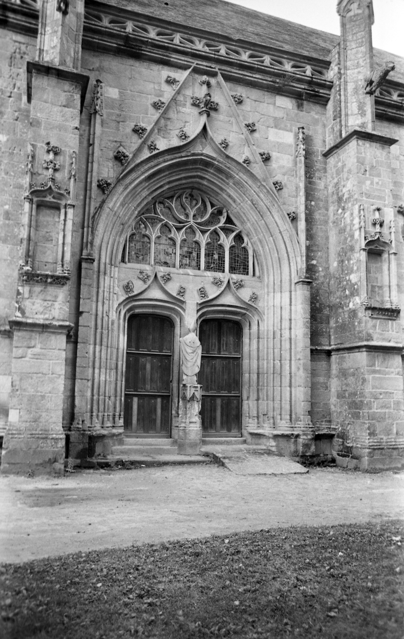 Basilique Notre-Dame-de-Paradis et ses abords, place Maréchal Foch (Hennebont)