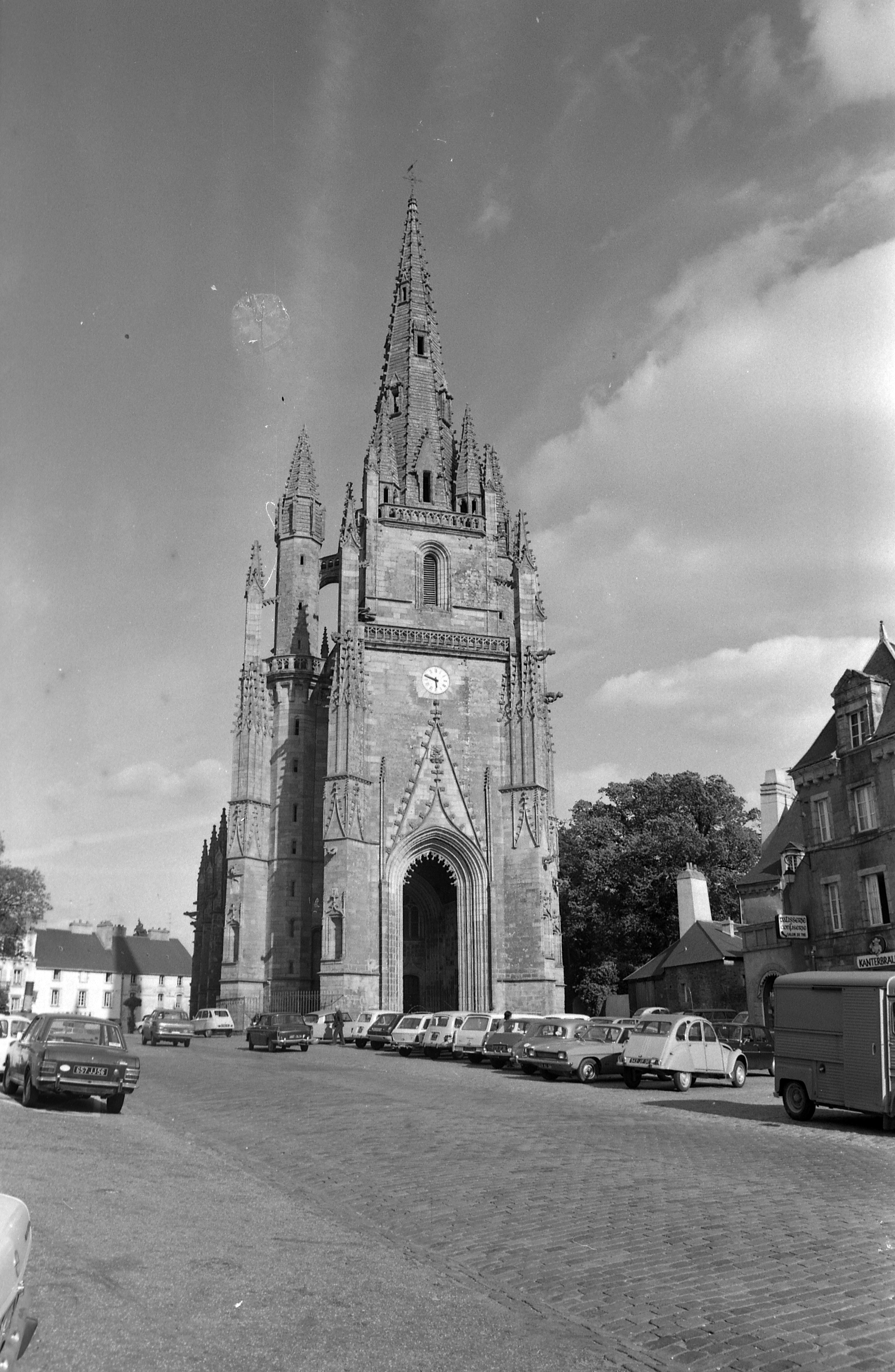 Basilique Notre-Dame-de-Paradis et ses abords, place Maréchal Foch (Hennebont)