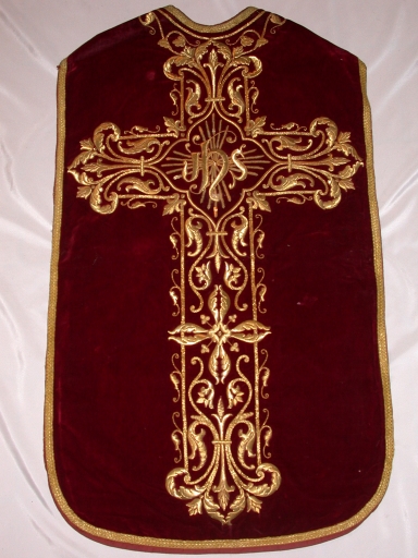 Ornement rouge : Chape, chasuble et voile de calice