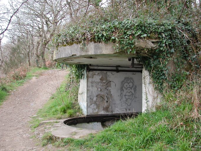 Abri pour projecteur de 150 cm, sur le tracé du chemin côtier, Le Portzic (Brest)
