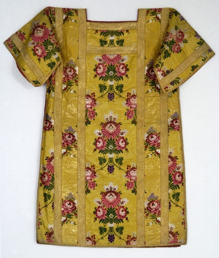 Ornement doré : 2 dalmatiques, chasuble, 3 manipules, étole