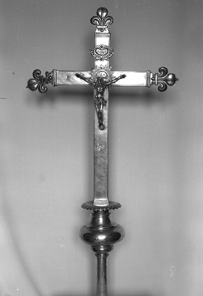 Croix de procession (2), église paroissiale Notre-Dame (Locmaria-Grand-Champ)